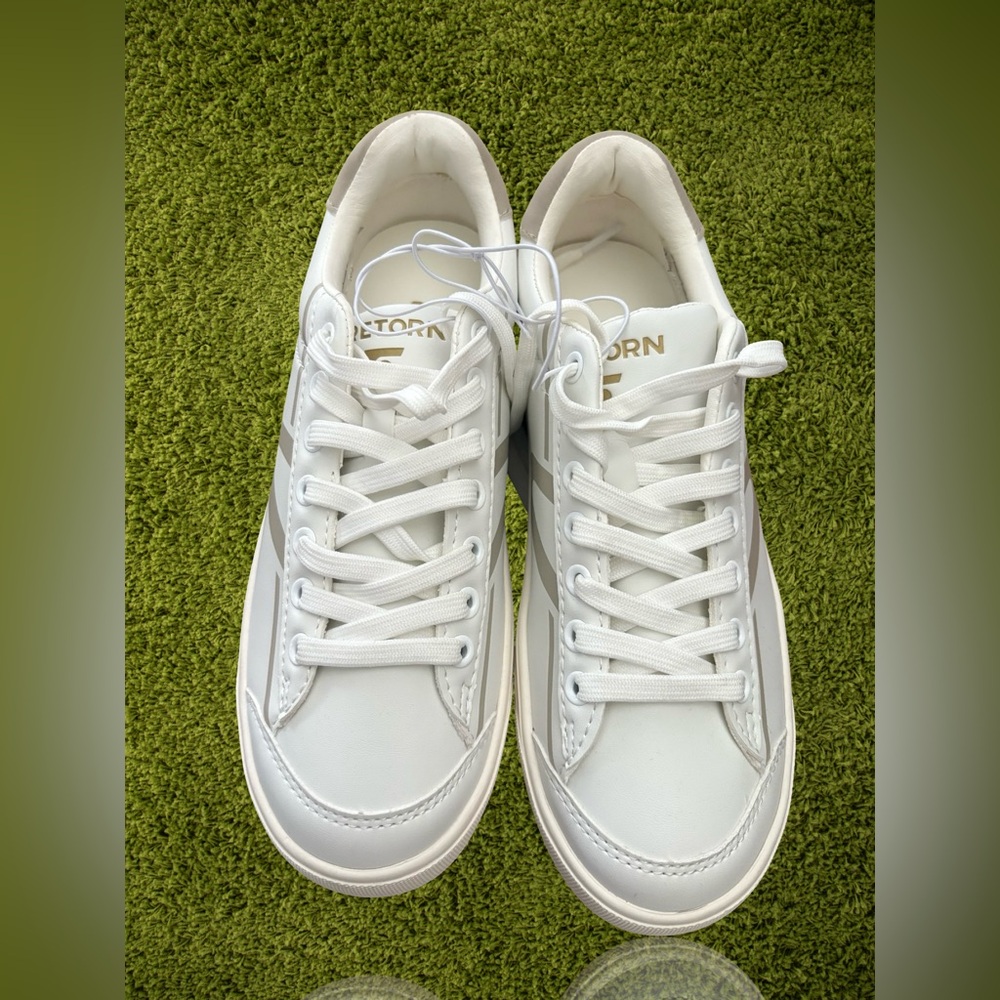 Tretorn Woman Sneakers Classic Low-Top
Design Cream White & Gray Size 6